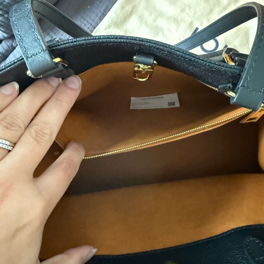 Louis Vuitton Black Monogram Onthego Tote Bag - Picture 3 of 11